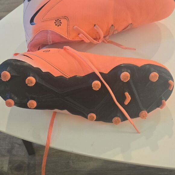 Nike Orange and Pink Sneakers Sleek Modern Design - Picture 3 of 8